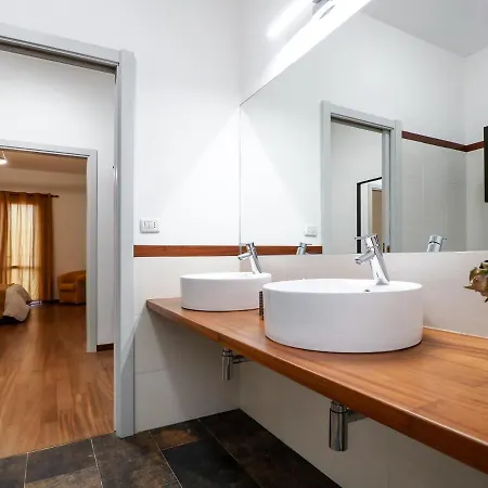 Апартаменты Rosa Bianca - 5 Minuti Dal Centro Con Giardino E Parcheggio Privato